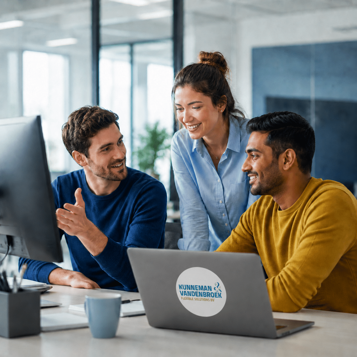 IT-professionals werken samen in een moderne softwareomgeving